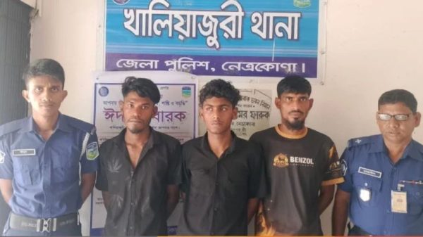 খালিয়াজুরী গাঁজা সেবনরত অবস্থায় ৩ যুবককে আটক করল পুলিশ
