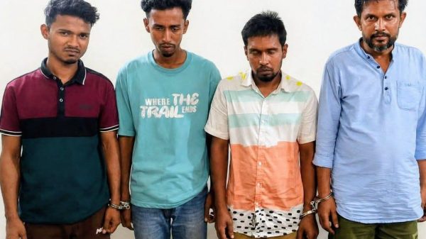 প্রাইভেটকারে মিলল ১১৯০ পিস ইয়াবা, আটক ৪