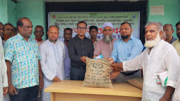 কলমাকান্দায় ক্ষুদ্র ও প্রান্তিক কৃষকদের মাঝে বিনামূল্যে কৃষি উপকরণ বিতরণ