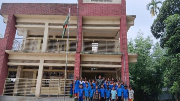 কংসের ভাঙনে অস্তিত্ব সংকটে মশুয়া সরকারি প্রাথমিক বিদ্যালয় - দ্রুত সংস্কার ও নদী তীররক্ষা বাঁধ নির্মাণের দাবি এলাকাবাসীর