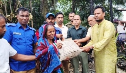 মদন আগুনে পুড়ল স্বপ্নের গোয়ালঘর-নিঃস্ব কৃষকের পাশে উপজেলা প্রশাসন