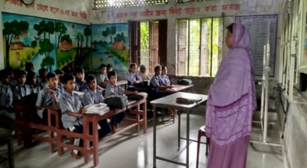 নেত্রকোণা জেলার সেরা বিদ্যালয় তবু ঝুঁকিপূর্ণ ভবনে চলছে পাঠদান