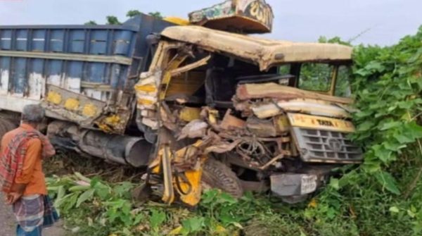 পূর্বধলার পালেরঘাটে দুই ট্রাকের মুখোমুখি সংঘর্ষ, চালক নিহত; আহত ২