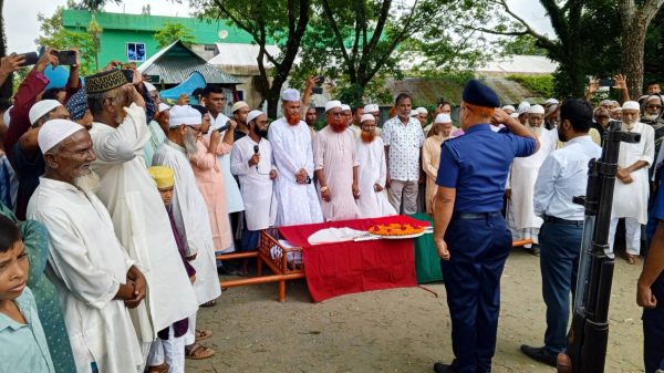 বীর মুক্তিযোদ্ধা আঃ লতিফকে রাষ্ট্রীয় মর্যাদায় গার্ড অব অনার প্রদান