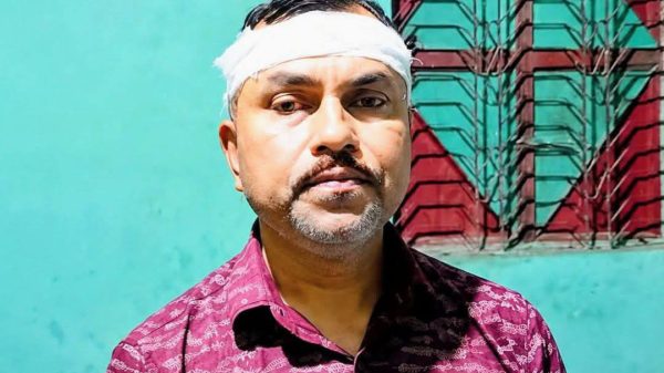 কেন্দুয়ায় ব্যবসায়ীকে কুপিয়ে আহত ৩ লাখ টাকা ও মোবাইল ছিনতাই