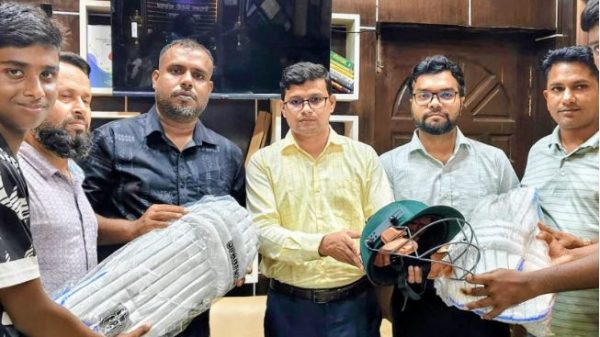 মাদকমুক্ত সমাজ গঠনে তরুণদের মাঝে ক্রিকেট সরঞ্জাম বিতরণ