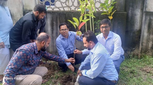 বারহাট্টা উপজেলা পরিদর্শনকালে জনবান্ধব ভূমি সেবা বাস্তবায়নে মতবিনিময় সভা ও বৃক্ষরোপন