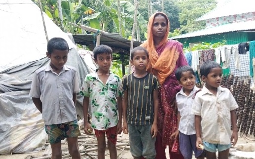 ঘরহারা লাকী আক্তারের চোখে এখন শুধু বেঁচে থাকার আকুতি