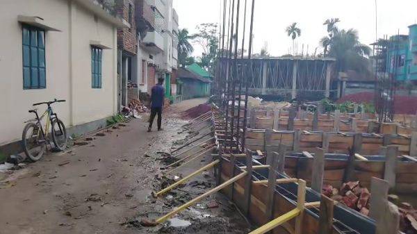 কেন্দুয়ায় জলাবদ্ধতা নিরসনের দাবি ও পৌরবিধি না মেনে ভবন নির্মাণের অভিযোগ এলাকাবাসীর