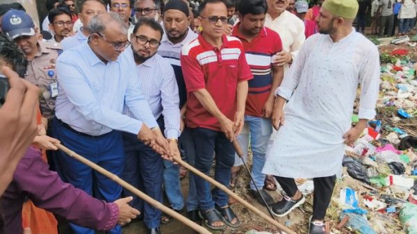 ডেঙ্গু প্রতিরোধে পরিচ্ছন্নতা অভিযানে অধ্যাপক ডা. মো. আনোয়ারুল হক এমপি