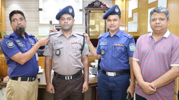 পদোন্নতিপ্রাপ্ত পুলিশ সদস্যকে র‌্যাংক ব্যাজ পরিয়ে দিলেন পুলিশ সুপার